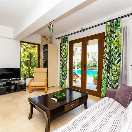 Duplex House With Shared Pool Near Beach In Мини-отель