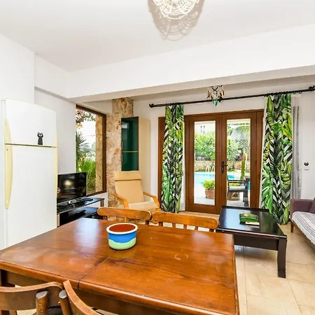 Duplex House With Shared Pool Near Beach In Мини-отель *
