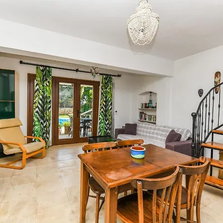 Duplex House With Shared Pool Near Beach In Мини-отель *